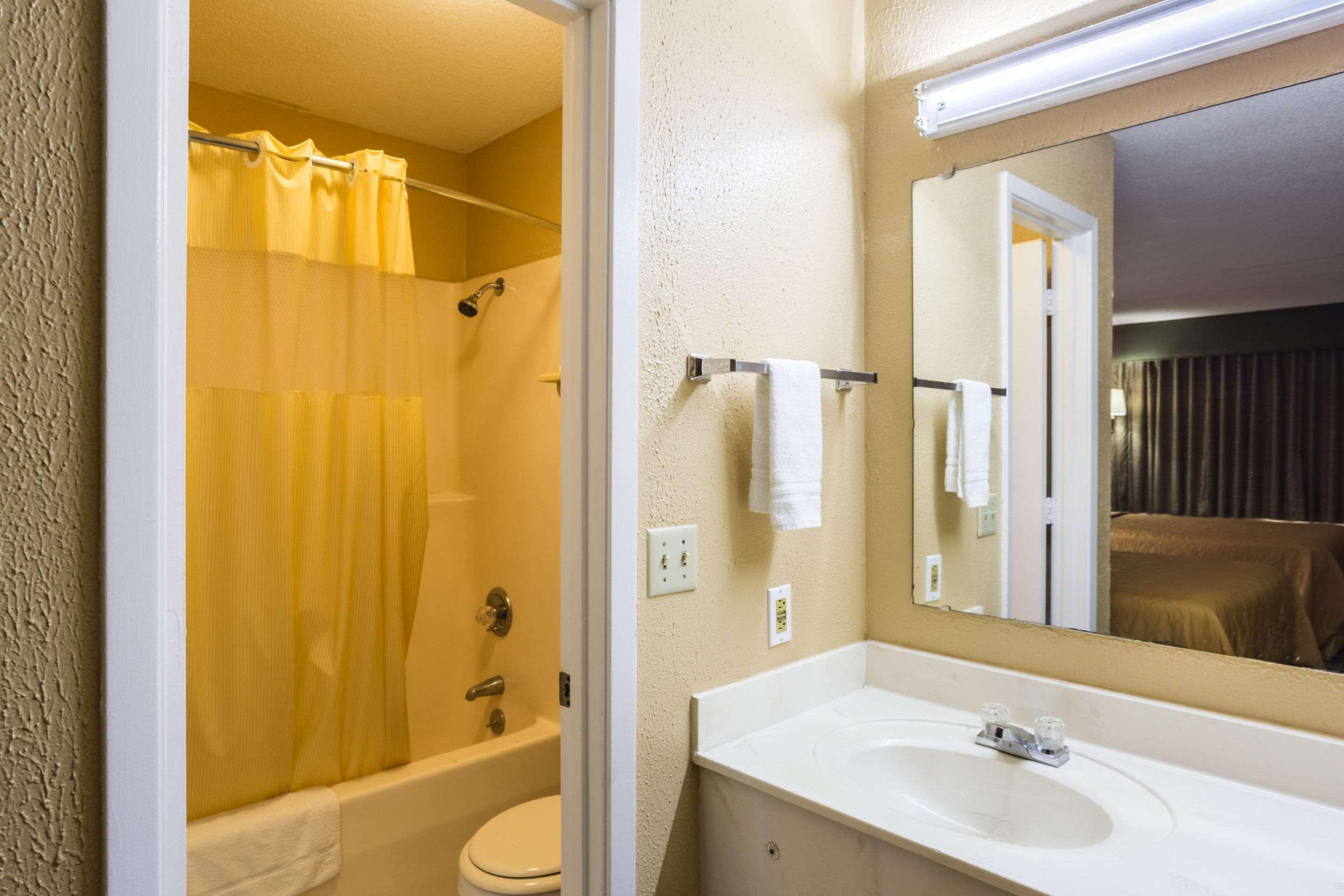Rodeway Inn Hazlehurst Экстерьер фото